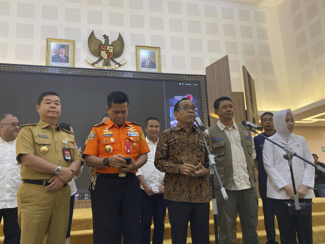 Menteri Koordinator Bidang Pembangunan Manusia dan Kebudayaan Republik Indonesia, Pratikno, usai rapat antisipasi cuaca di Jabodatabek, di Kantor Kemenko PMK, Jakarta Pusat, Selasa (10/12/2024). Foto: Alya Zahra/Kumparan