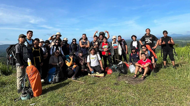 Komunitas pencinta alam mendaki Bukit Padakng Landak. Foto: M. Zain/Hi!Pontianak