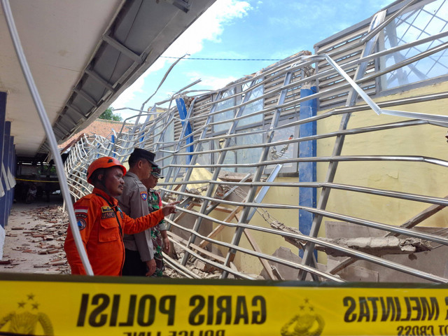 Petugas saat meninjau lokasi kejadian bangunan ruang kelas ambruk di SMPN 1 Talun Kabupaten Cirebon. Foto: Tarjoni/Ciremaitoday 