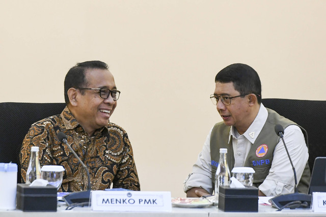 Menko PMK Pratikno (kiri) berbincang dengan Kepala BNPB Letjen TNI Suharyanto saat rapat tingkat menteri di Kemenko PMK, Jakarta, Selasa (10/12/2024). Foto: Hafidz Mubarak A/ANTARA FOTO