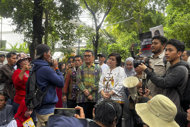 Seorang pengunjuk rasa menyampaikan orasi saat aksi LongMarch Karnaval HAM di depan Gedung Komnas HAM, Jakarta, Selasa (10/12/2024). Foto: Rayyan Farhansyah/kumparan