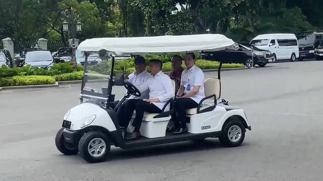 Presiden Prabowo Subianto berkeliling di Kompleks Istana Kepresidenan, Jakarta Pusat, Selasa (10/12/2024). Foto: Zamachsyari/kumparan