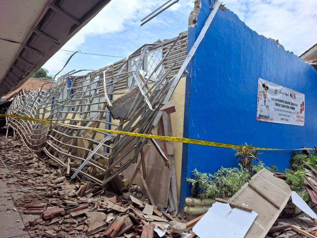 Rangka atap baja ringan konstruksi bangunan ruang kelas SMPN1 Talun, Kabupaten Cirebon tampak ringsek. Foto: Tarjoni/Ciremaitoday