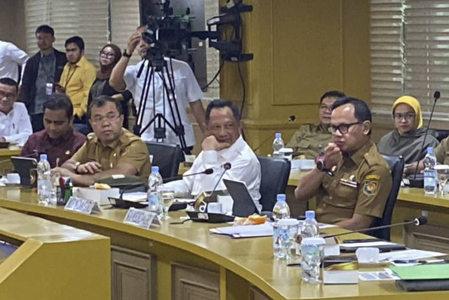 Menteri Dalam Nageri (Mendagri) Tito Karnavian bersama Wamendagri, Bima Arya rapat bersama Komite I DPD di Kompleks Parlemen Senayan, Jakarta, Selasa (10/12/2024). Foto: Luthfi Humam/kumparan