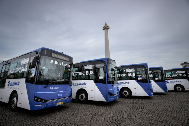 Ratusan bus listrik Transjakarta berjejer di kawasan Monumen Nasional, Jakarta, Selasa (10/12/2024). Foto: Jamal Ramadhan/kumparan