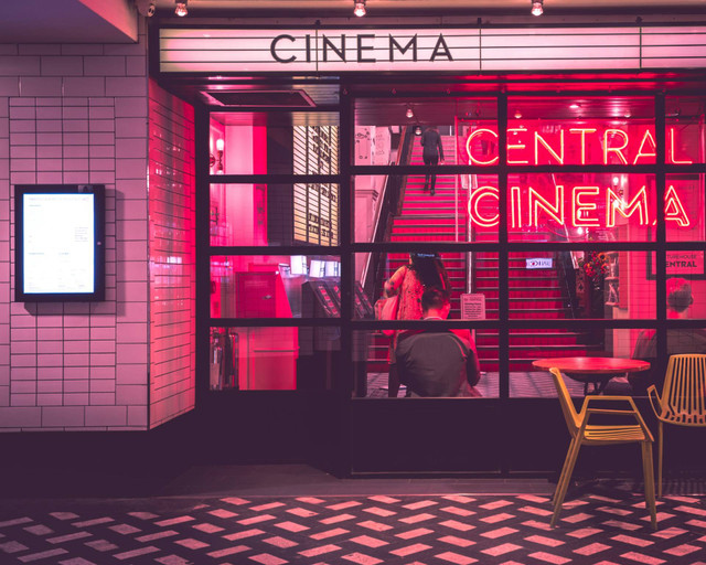 Ilustrasi arti meme absolute cinema. Sumber: myke simon/unsplash