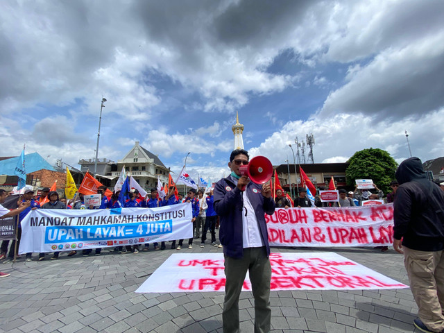 Aksi demonstrasi serikat buruh di Tugu Yogyakarta, Selasa (10/12). Foto: Resti Damayanti/Pandangan Jogja