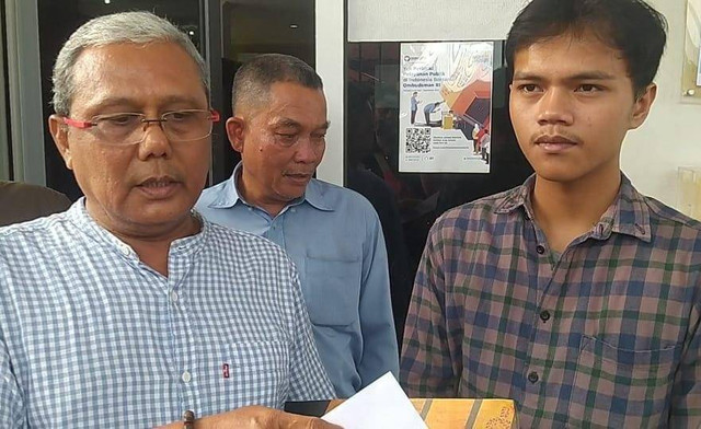 Mahasiswa UMP Palembang, M. Irfan seusai melaporkan kekerasan yang dilakukan Dekan. Foto : Istimewa