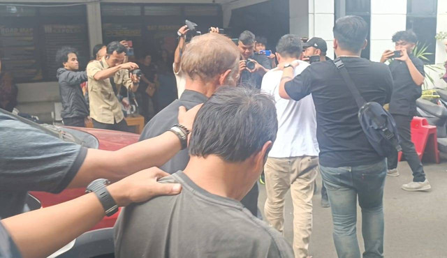 Empat orang penculik Santi warga asal Antapani Bandung saat digelandang di Polrestabes Bandung, Selasa (10/12). Foto: Robby Bouceu/kumparan