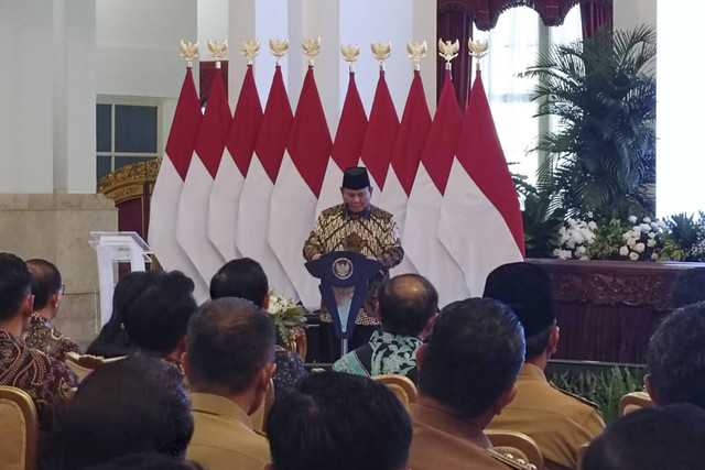 Presiden Republik Indonesia Prabowo Subianto dalam acara Penyerahan secara digital Daftar Isian Pelaksanaan Anggaran (DIPA) dan buku alokasi Transfer ke Daerah (TKD) tahun anggaran 2025 serta peluncuran katalog elektronik versi 6. Foto: Zamachsyari/kumparan