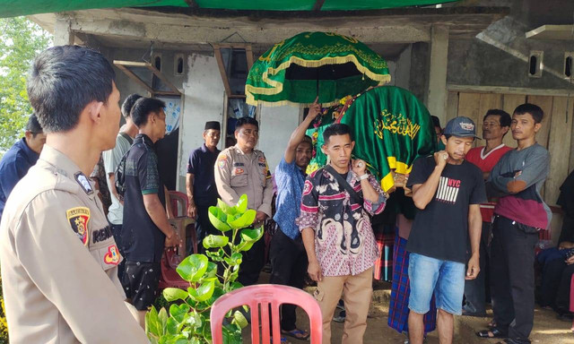 Seorang warga meninggal usai tertimpa sepeda motor muatan kayu di Jalan Ketumbang, Pekon Susuk, Kecamatan Kelumbayan, Kabupaten Tanggamus. | Foto: Dok Humas Polres Tanggamus