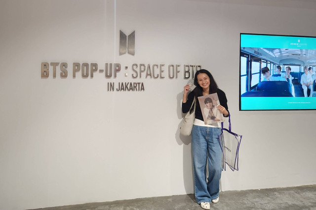 ARMY sedang berfoto di BTS POP-UP: SPACE OF BTS yang ada di NEO Soho Mall, Jakarta. Foto: Ela Nurlaela/kumparan