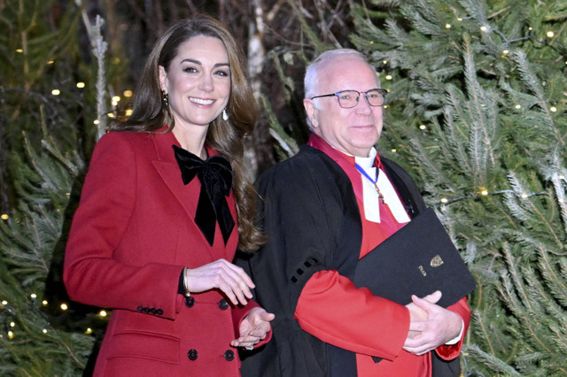 Catherine dari Inggris, Putri Wales, tiba di Westminster Abbey untuk menghadiri kebaktian lagu-lagu Natal "Together At Christmas", di London, Inggris, 6 Desember 2024. Foto: Isabel Infantes/REUTERS