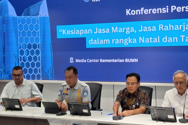 Staf Khusus III Menteri BUMN Arya Sinulingga, Direktur Utama Jasa Raharja Rivan Achmad, Direktur Utama Jasa Marga Subakti Syukur, Direktur Utama Hutama Karya Budi Harto dalam Konferensi Pers di Kementerian BUMN, Jakarta, Selasa (10/12/2024). Foto: Argya Maheswara/kumparan