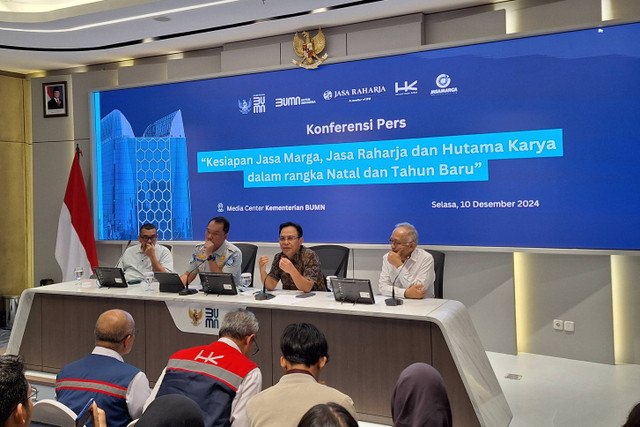 Staf Khusus III Menteri BUMN Arya Sinulingga, Direktur Utama Jasa Raharja Rivan Achmad, Direktur Utama Jasa Marga Subakti Syukur, Direktur Utama Hutama Karya Budi Harto dalam Konferensi Pers di Kementerian BUMN, Jakarta, Selasa (10/12/2024). Foto: Argya Maheswara/kumparan