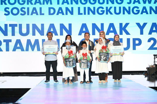 Wakil Direktur Utama Pertamina Wiko Migantoro (tengah) dan Direktur Keuangan Pertamina, Emma Sri Martini (kedua dari kanan) berfoto bersama usai penyerahan simbolis bantuan CSR pada acara puncak perayaan Hari Ulang Tahun (HUT) ke-67 Pertamina di Grha Pertamina, Jakarta (10/12/2024). Foto: Dok. Pertamina