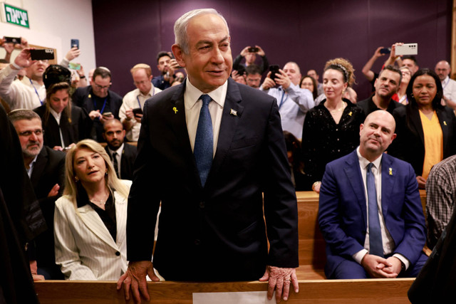 Perdana Menteri Israel Benjamin Netanyahu menghadiri sidang tuduhan korupsi di Tel Aviv, Israel, Rabu (10/12/2024). Foto: Menahem Kahana/Pool via REUTERS