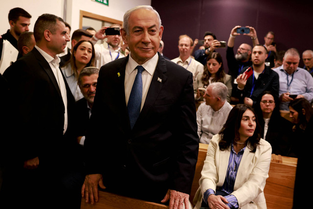 Perdana Menteri Israel Benjamin Netanyahu menghadiri sidang tuduhan korupsi di Tel Aviv, Israel, Rabu (10/12/2024). Foto: Menahem Kahana/Pool via REUTERS