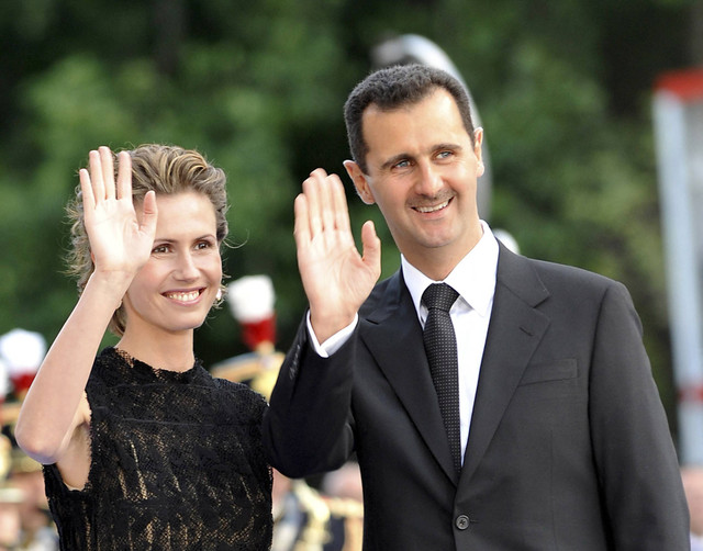 Presiden Suriah Bashar al-Assad dan istrinya Asma tiba untuk makan malam di Petit Palais, setelah menghadiri KTT pendirian Union for the Mediterranean di Paris pada tanggal 13 Juli 2008 di Paris. Foto: GERARD CERLES/AFP