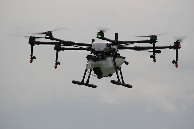 Gambar 1.1 (sumber : pixabay.com) Ilustrasi penggunaan UAV atau Drone