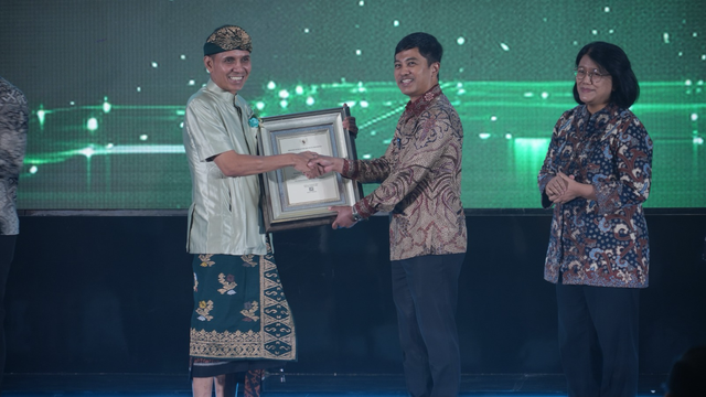 Wakil Menteri Kesehatan, Dante Saksono Herbuwono (kedua dari kanan) saat menyerahkan Penghargaan Bandar Udara Sehat 2024 kepada General Manager bandara InJourney Airports di Hotel St. Regis Jakarta, Selasa (10/12/2024). Foto: Dok. Angkasa Pura