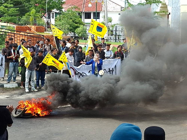 Ratusan mahasiswa dari Pergerakan Mahasiswa Islam Indonesia (PMII) Cirebon, saat menggelar aksi unjuk rasa di depan Gedung DPRD Kabupaten Cirebon, Selasa (10/12). Foto: Tarjoni/Ciremaitoday