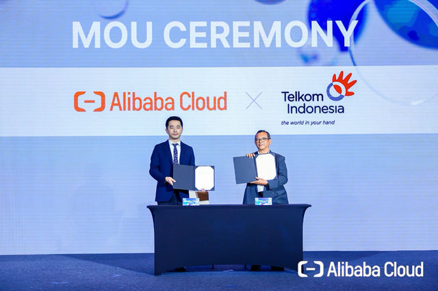 Country Manager Indonesia Alibaba Cloud Intelligence Sean Yuan (Kiri) dan VP Global Strategic Partnership Telkom Candra Kusuma Wardhana (Kanan) saat seremoni nota kesepahaman (MoU) antara Telkom dan Alibaba Cloud yang berlangsung pada Selasa, (3/12). Foto: Dok. Telkom