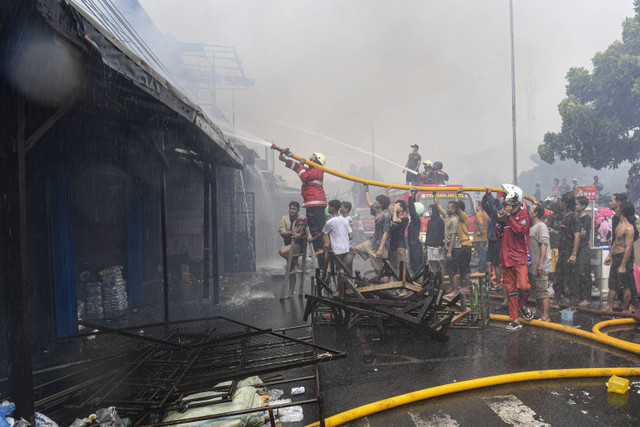 Petugas pemadam kebakaran bersama warga berusaha memadamkan api yang membakar permukiman padat penduduk di kawasan Kebon Kosong, Kemayoran, Jakarta, Selasa (10/12/2024). Foto: Muhammad Adimaja/ANTARA FOTO