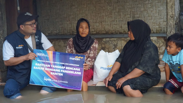 Bank Mandiri menyerahkan bantuan untuk korban banjir di Pandeglang, Banten. Foto: Dok. Bank Mandiri