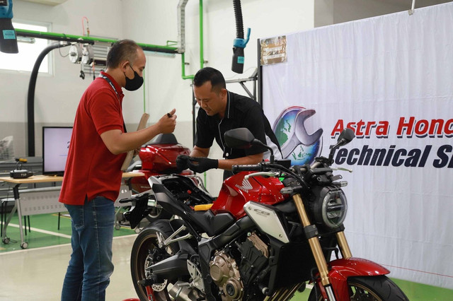 Persiapan tim mekanik sepeda motor Honda Indonesia sebelum mengikuti kejuaraan Honda Asia & Oceania Motorcycle Technician Skill Contest (AOC) di Filipina. Foto: Astra Honda Motor