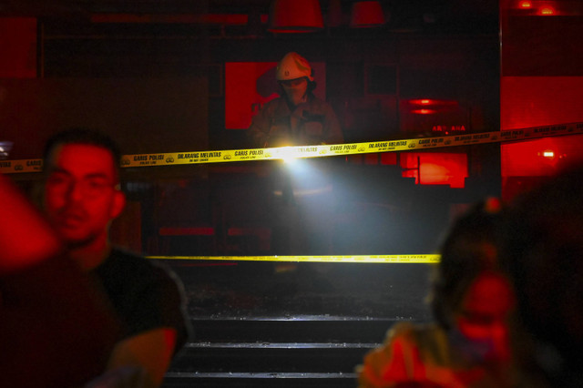 Petugas melakukan penanganan usai ledakan di gedung perkantoran Bulungan, Jakarta, Selasa (10/12/2024). Foto: Muhammad Ramdan/ANTARA FOTO