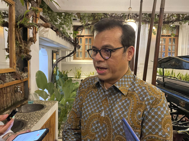 Wamenkomdigi Nezar Patria, saat diwawancarai wartawan usai pertemuan dengan Komunitas Siber Kreasi, di Raminten Kitchen, Gondokusuman, Yogyakarta, Selasa (10/12/2024). Foto: Fadhil Pramudya/kumparan