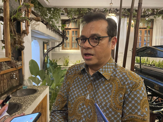 Wakil Menteri Komunikasi dan Digital (Wamenkomdigi) Nezar Patria, saat diwawancarai wartawan usai pertemuan dengan Komunitas Siber Kreasi, di Raminten Kitchen, Gondokusuman, Yogyakarta, Selasa (10/12/2024). Foto: Fadhil Pramudya/kumparan