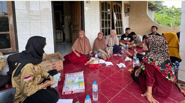 Pelaksanaan Program Edukasi Higiene Sanitasi Produk UMKM di UMKM Putri Tirang, Desa Tapak, Semarang.