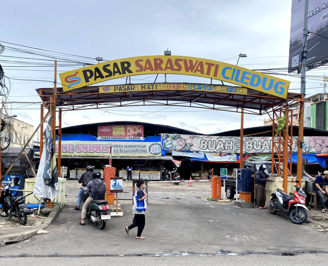 Masyarakat Ciledug kesulitan memenuhi kebutuhan pokok sehari-hari akibat kenaikan harga sayuran di Pasar Saraswati,Ciledug, Kota Tangerang, pada Selasa (10/12/2024). Sumber foto milik pribadi.