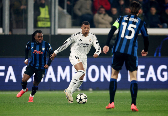 Kylian Mbappe (tengah) saat laga Atalanta vs Real Madrid dalam matchday keenam Liga Champions 2024/25 di Gewiss Stadium, Bergamo, Italia, pada Rabu (11/12) dini hari WIB. Foto: REUTERS/Guglielmo Mangiapane