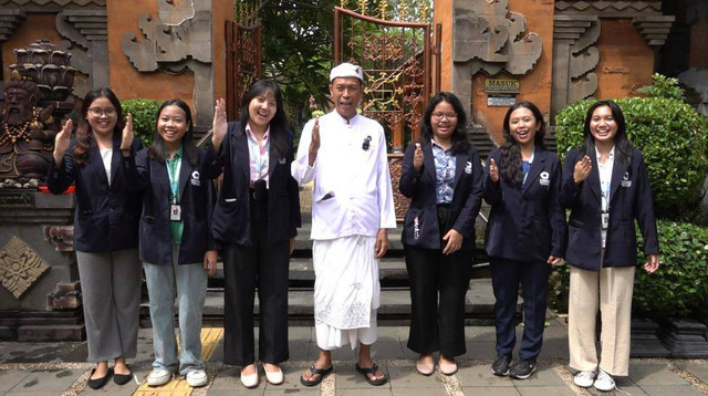 Salam Pancasila, Mahasiswi Sekolah Tinggi Ilmu Komunikasi dan Sekretari Tarakanita di Pura Agung Tirta Bhuana Kota Bekasi (Foto: I Wayan Agus)