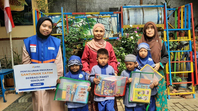 Dukung Pendidikan Anak Yatim, DT Peduli Malang Salurkan Paket Sekolah