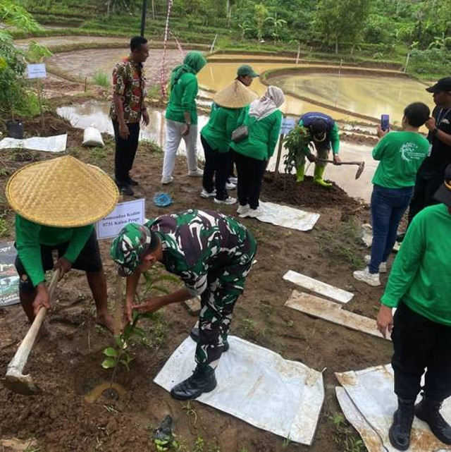 Persikindo DIY tanam pohon di Kulon Progo dalam rangka Hari Ibu 2024. Foto: Cacik G.