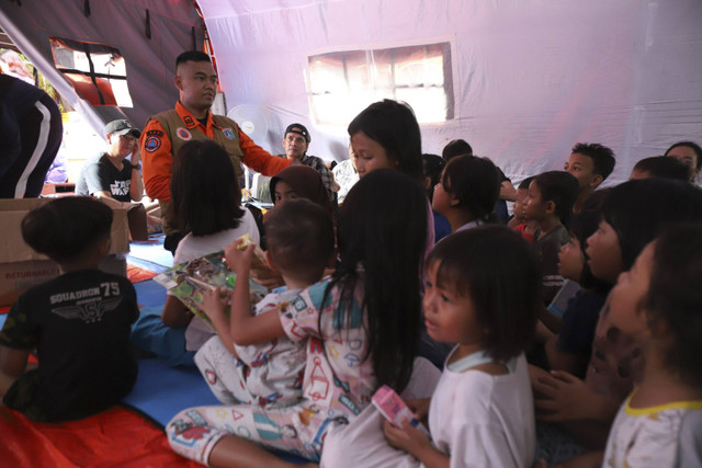 Petugas BPBD Provinsi DKI Jakarta memberikan bantuan layanan dukungan psikologis kepada anak-anak anak korban kebakaran di Kemayoran, Jakarta, Rabu (11/12/2024). Foto: Iqbal Firdaus/kumparan