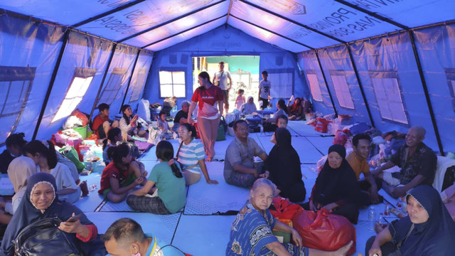 Suasana di SDN 09 Kebon Kosong yang dijadikan posko pengungsian warga terdampak kebakaran di Kemayoran, Jakarta Pusat. Foto: Rachmadi Rasyad/kumparan