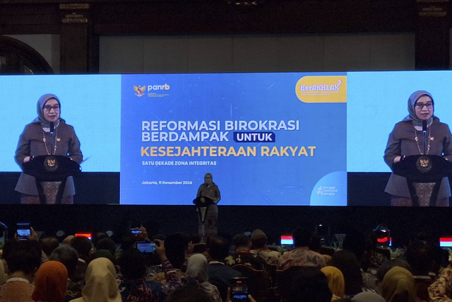 Menteri Pendayagunaan Aparatur Negara dan Reformasi Birokrasi (PANRB) Rini Widyantini dalam Acara Satu Dekade Zona Integritas di Hotel Bidakara Rabu (11/12/2024). Foto: Argya D. Maheswara/kumparan 