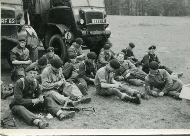 Foto dari Mark: (Sumber: https://www.pexels.com/photo/british-army-soldiers-resting-by-trucks-15677850/)