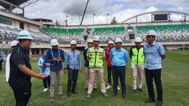 Wakil Bupati Sleman, Danang Maharsa melakukan monitoring proses pembangunan Stadion Maguwoharjo yang diproyeksikan akan selesai pada Bulan Desember 2024, Selasa (10/12/2024).Foto: Pemkab Sleman