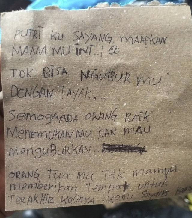 Secarik surat yang ditemukan bersama mayat bayi di dalam sebuah tas di Jalan Nusa Indah, Kelurahan Sading, Kecamatan Mengwi, Kabupaten Badung, Bali, Rabu (11/12/2024). Foto: Denita BR Matondang/kumparan