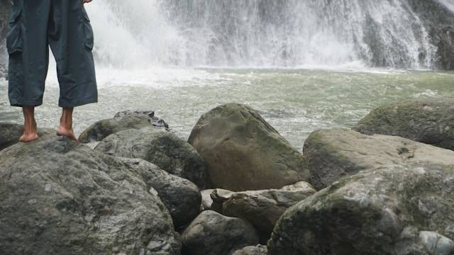 Air Terjun Dung Grujug Sragen. Foto Hanya Ilustrasi, Bukan Sebenarnya. Sumber Foto: Unsplash.com/Madrosah Sunnah