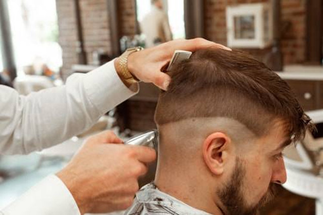 Rekomendasi Potongan Rambut Pria. Foto: Unsplash/Michael DeMoya.