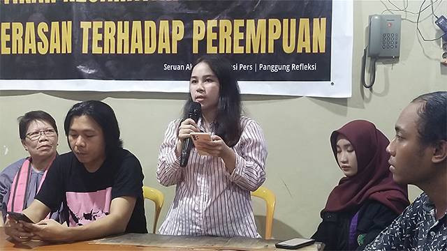 Perwakilan Koalisi Anti Kekerasan Seksual Berbasis Gender (KAKSBG), Emanuella, saat memaparkan data terkait Kekerasah Terhadap Perempuan di Sulawesi Utara.