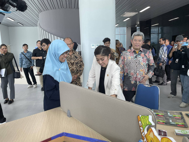 Menteri Komunikasi dan Digital (Menkomdigi) Meutya Hafid mengunjungi Sekolah Tinggi Multi Media (MMTC) Yogyakarta di Kecamatan Mlati, Kabupaten Sleman, DIY, Rabu (11/12/2024). Foto: Fadhil Pramudya/kumparan