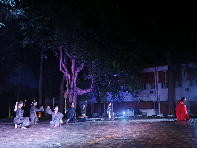 Pertunjukan teater bertajuk “Ritual of Biha” oleh UKMBS Unila | Foto : Eka Febriani / Lampung Geh